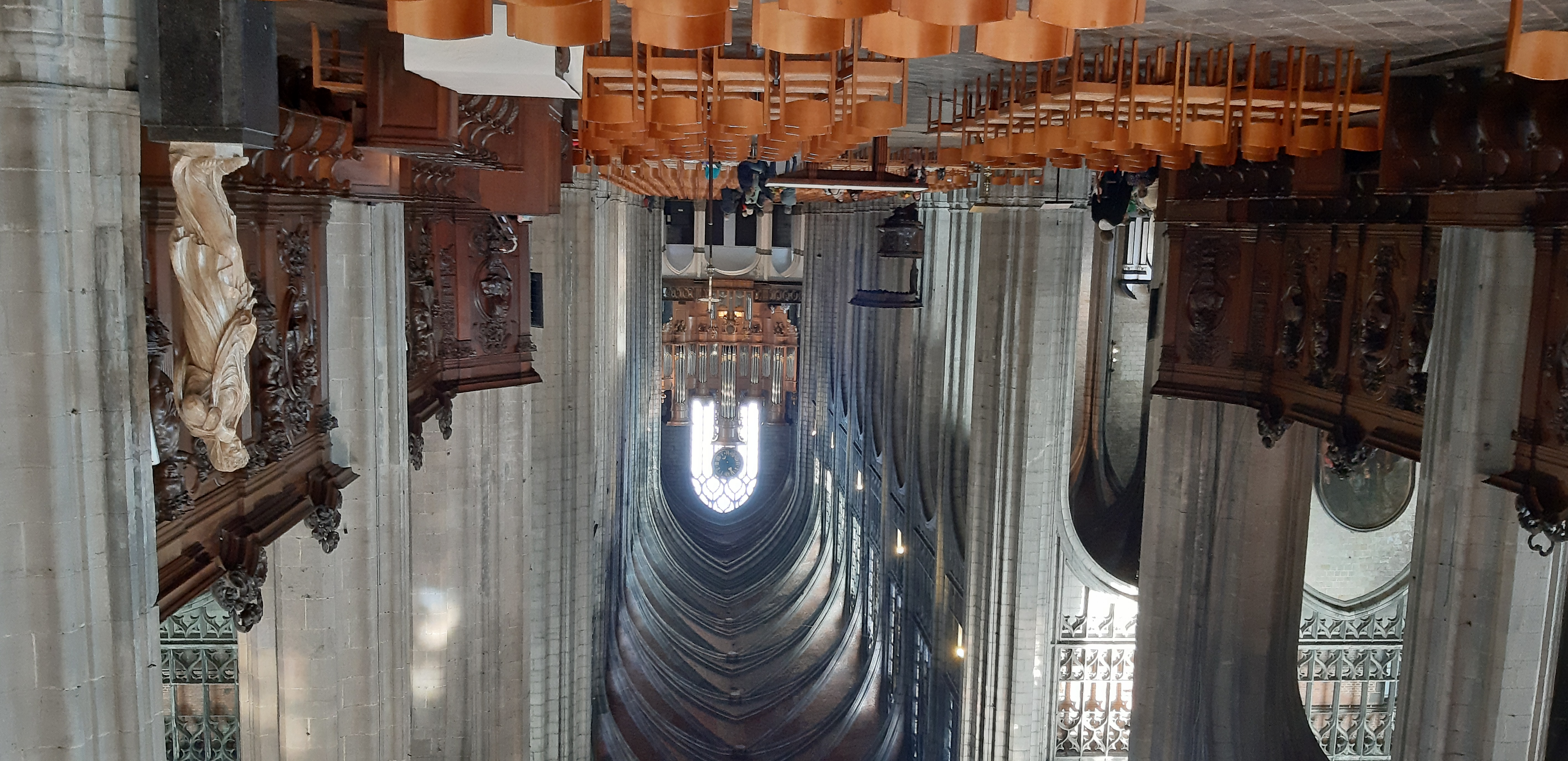 Binnenzicht kerk van Mons