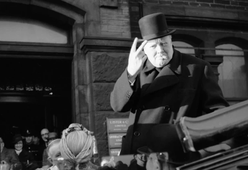 Churchill Brengt Het V Teken