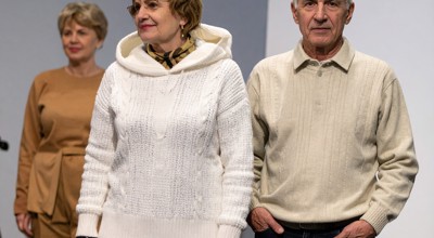 Firefly Een Realistisch Uitziende Modeshow Voor Oudere Mensen. Gewone, Doordeweekse Klederen 170435