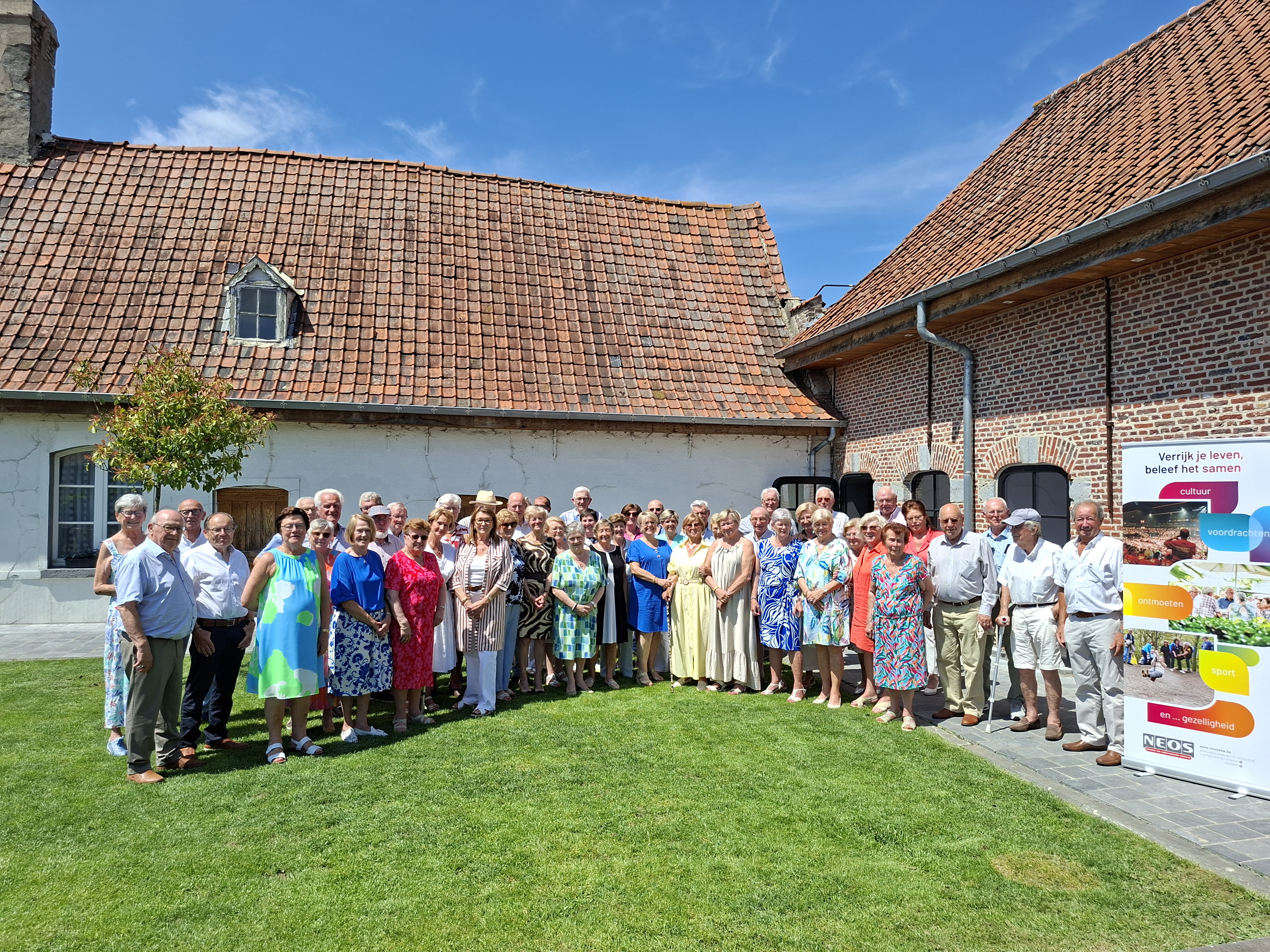 Neos  Harelbeke   -  groepsfoto BBQ